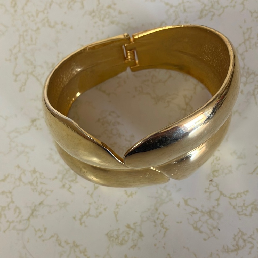 Elegant hinged Gold tone Bracelet